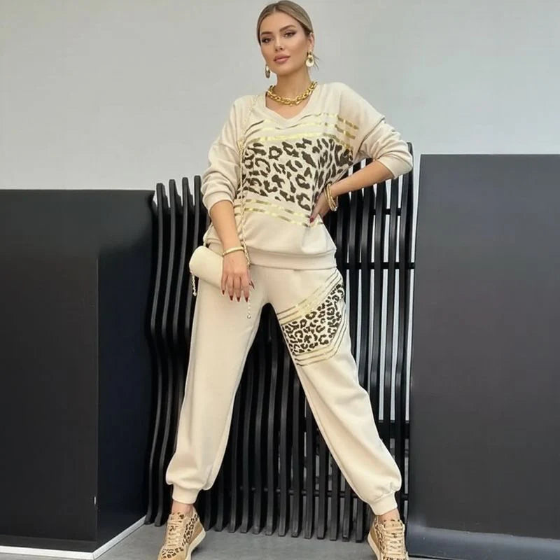 Carla – Conjunto de sudadera con estampado animal y detalles dorados