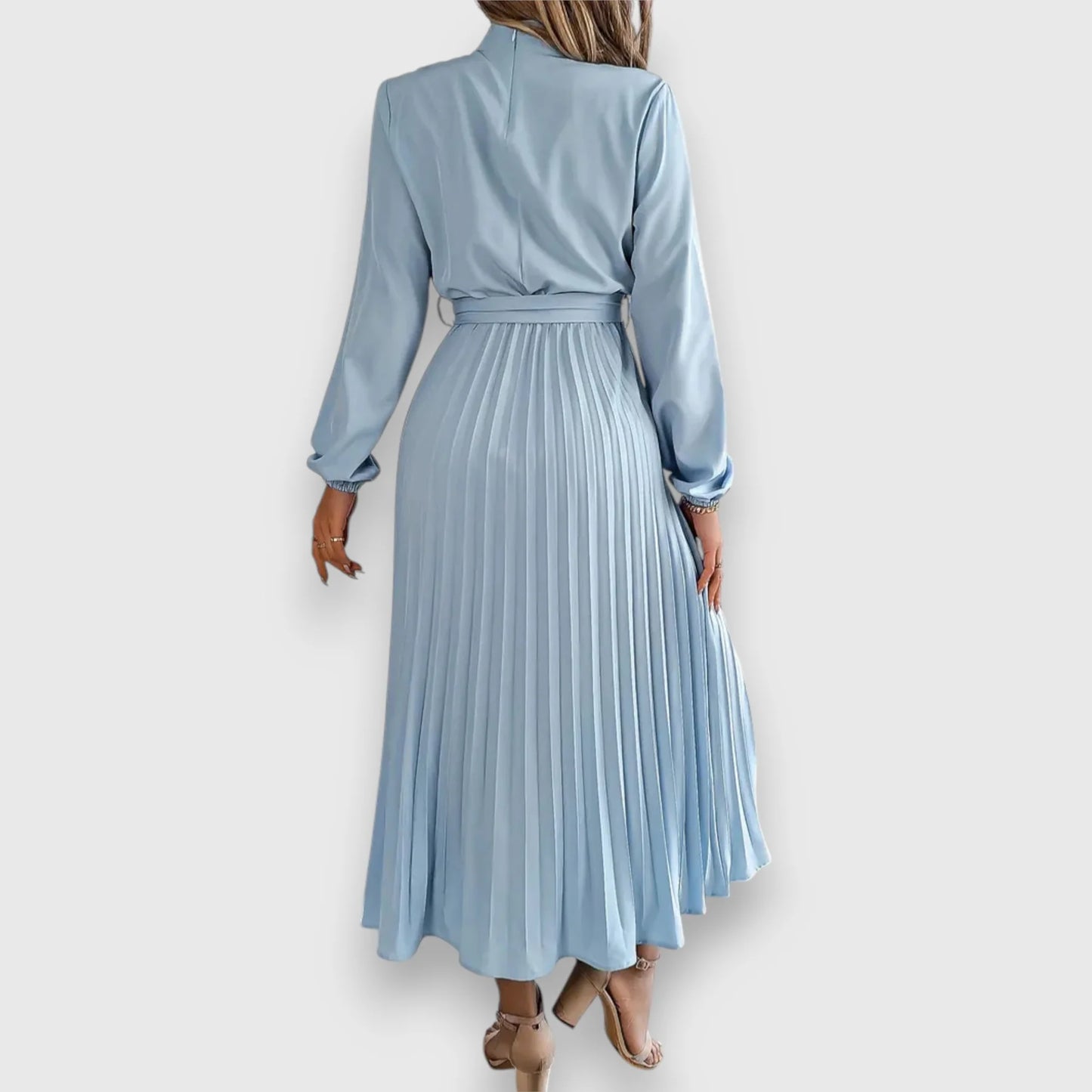 Valeria™ – Vestido midi plisado con lazo y cuello alto