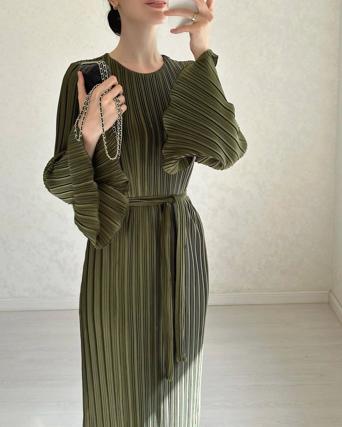 Felicia™ – Vestido largo plisado con mangas acampanadas