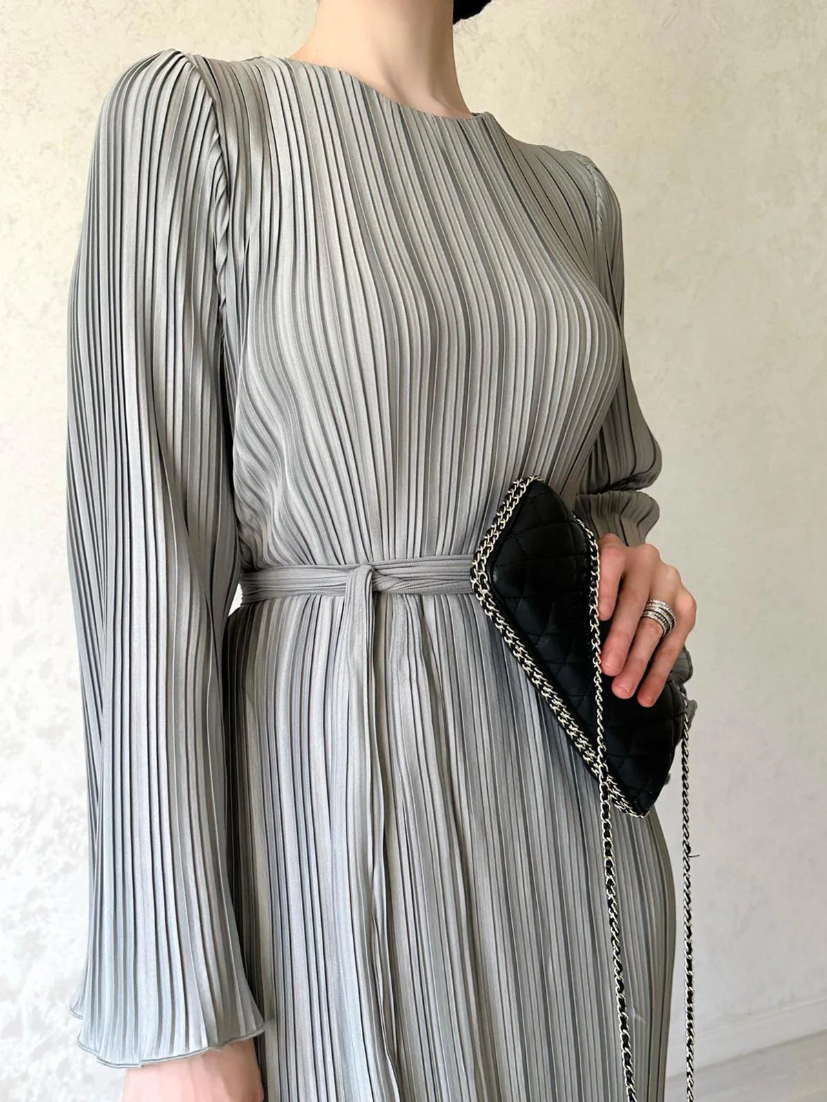Felicia™ – Vestido largo plisado con mangas acampanadas