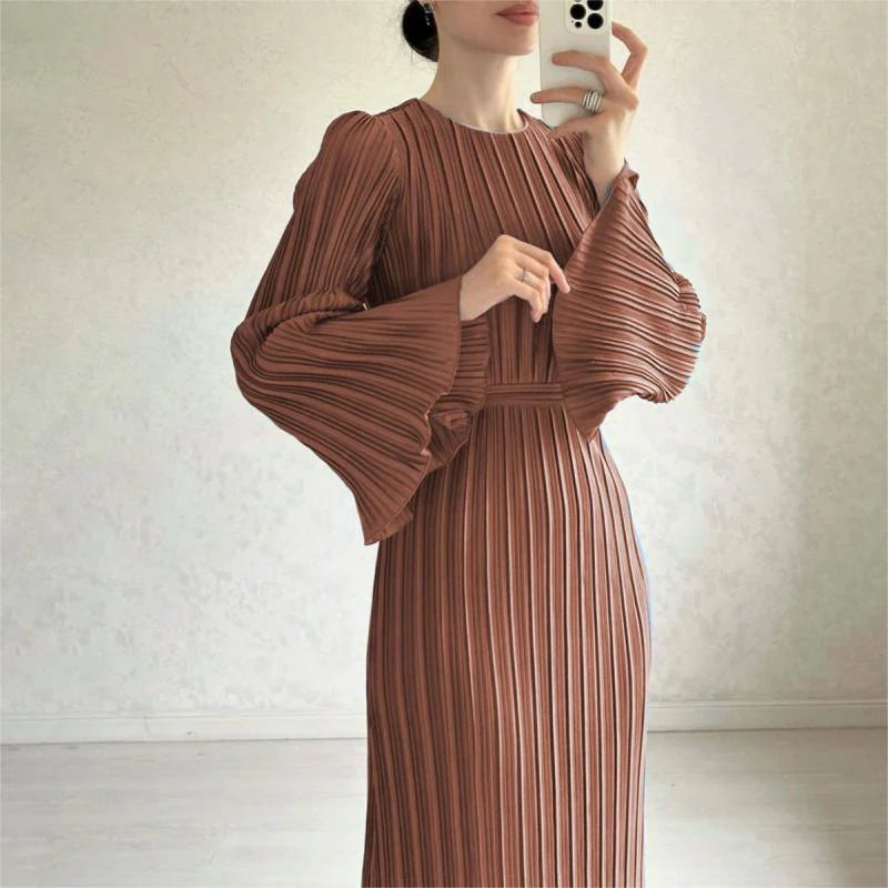 Felicia™ – Vestido largo plisado con mangas acampanadas