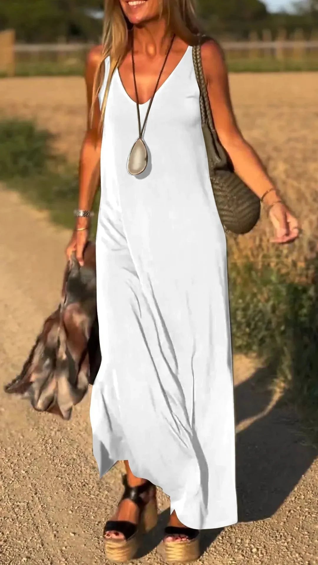 Silvia™ Vestido largo con escote en pico y tirantes finos