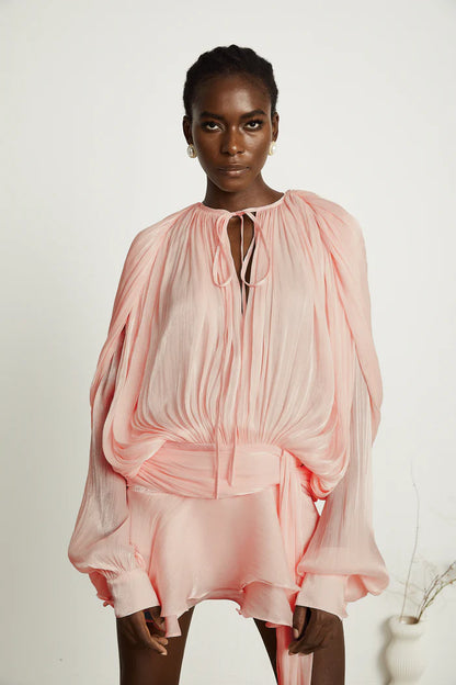 Eugenia – Vestido mini con volantes y pliegues neutros