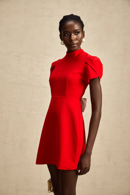 Ana – Vestido mini rojo con mangas pétalo y lazo