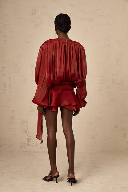 Eugenia – Vestido mini con volantes y pliegues neutros