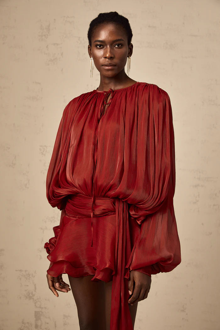 Eugenia – Vestido mini con volantes y pliegues neutros