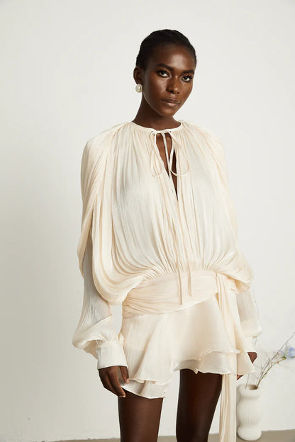 Eugenia – Vestido mini con volantes y pliegues neutros