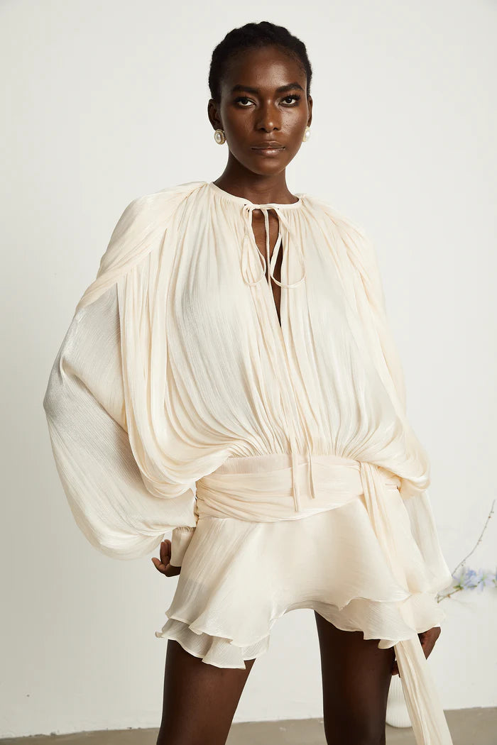 Eugenia – Vestido mini con volantes y pliegues neutros