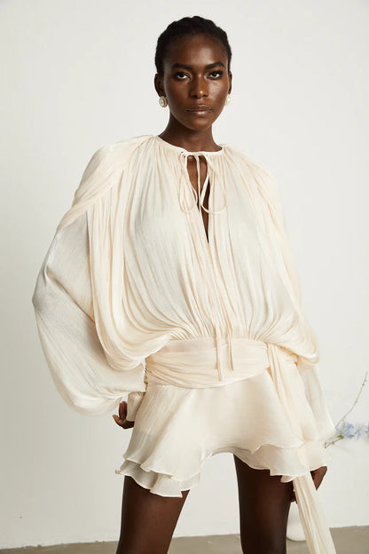 Eugenia – Vestido mini con volantes y pliegues neutros