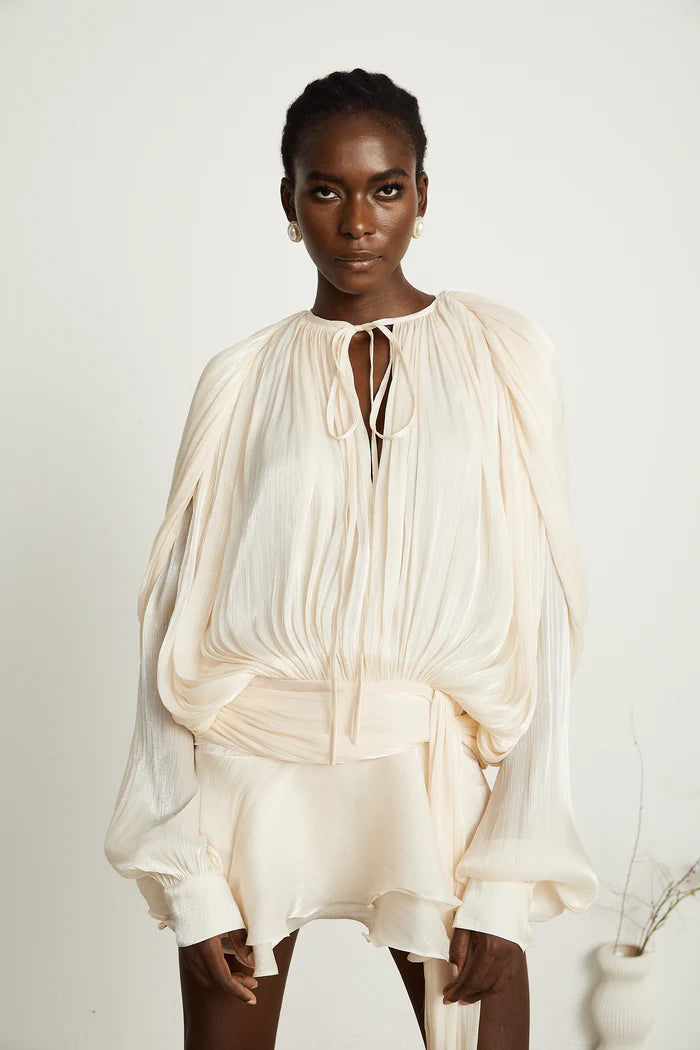 Eugenia – Vestido mini con volantes y pliegues neutros