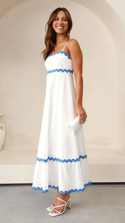 Clara™ Vestido largo con tirantes finos y detalle de ondas en contraste