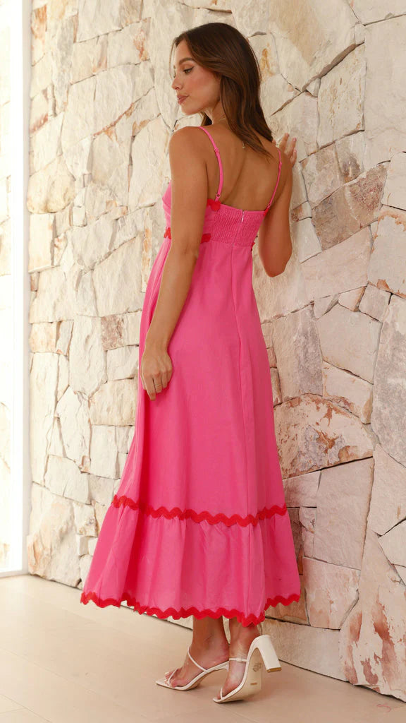 Clara™ Vestido largo con tirantes finos y detalle de ondas en contraste