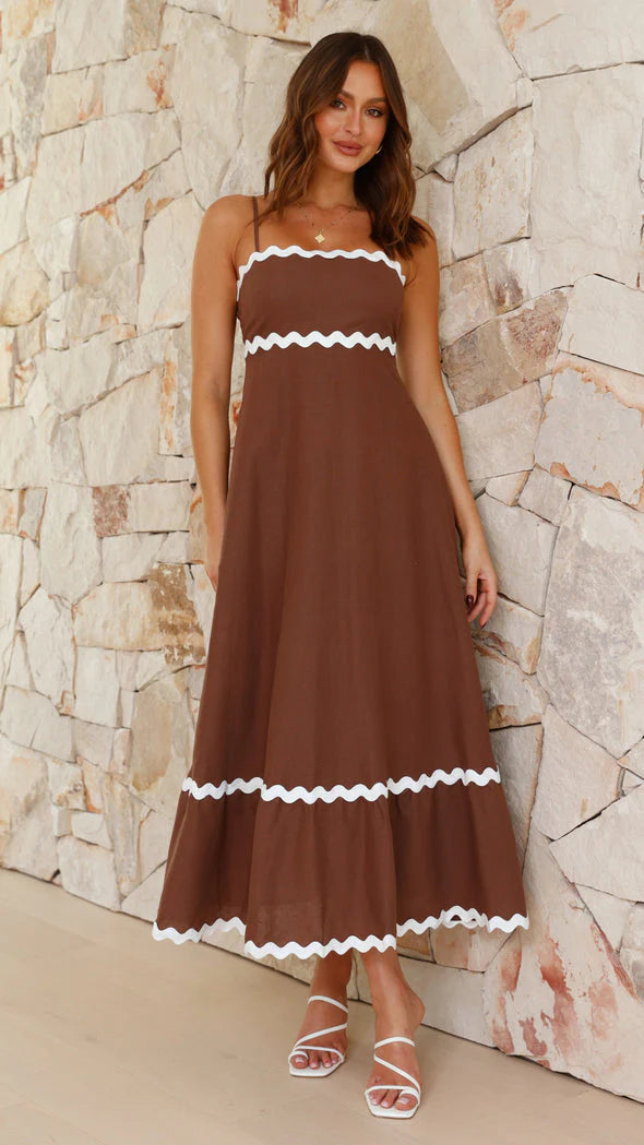 Clara™ Vestido largo con tirantes finos y detalle de ondas en contraste