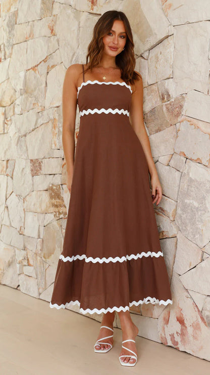 Clara™ Vestido largo con tirantes finos y detalle de ondas en contraste