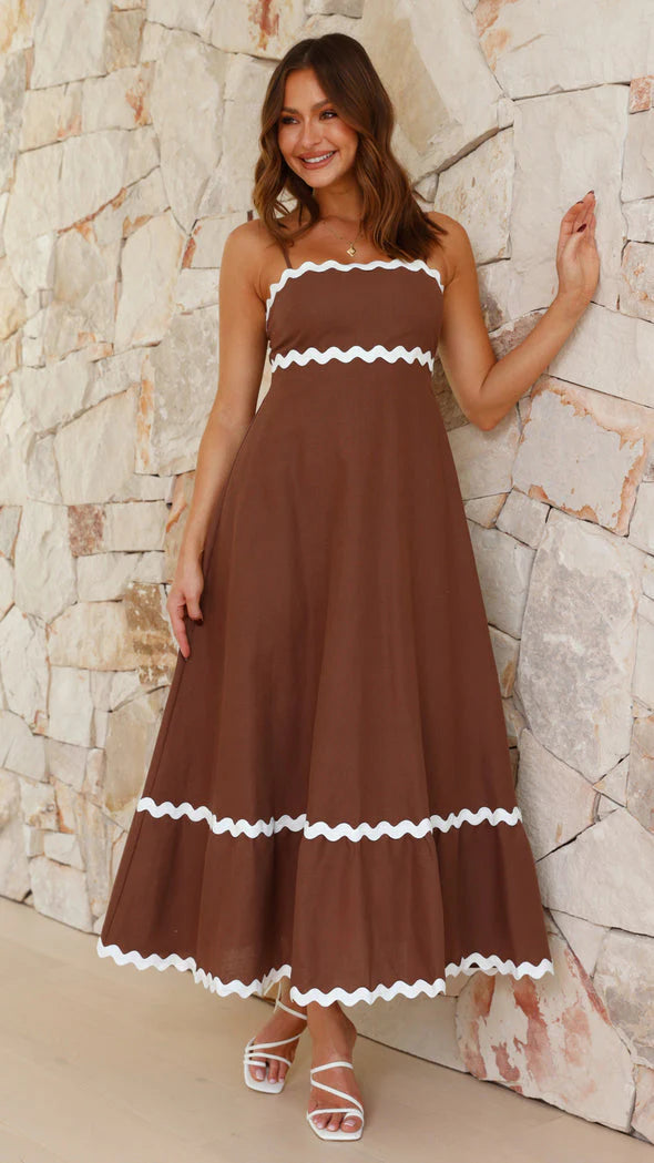 Clara™ Vestido largo con tirantes finos y detalle de ondas en contraste