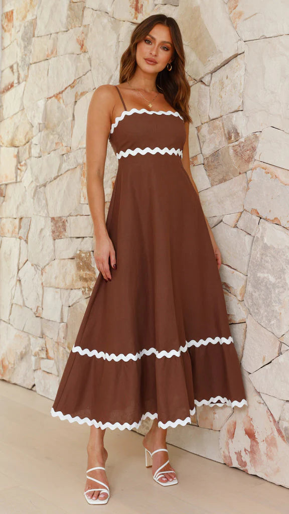 Clara™ Vestido largo con tirantes finos y detalle de ondas en contraste