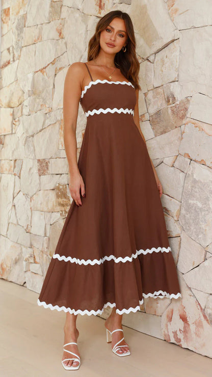 Clara™ Vestido largo con tirantes finos y detalle de ondas en contraste