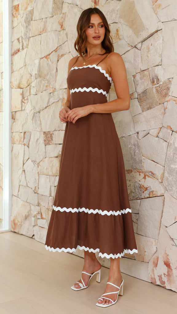 Clara™ Vestido largo con tirantes finos y detalle de ondas en contraste
