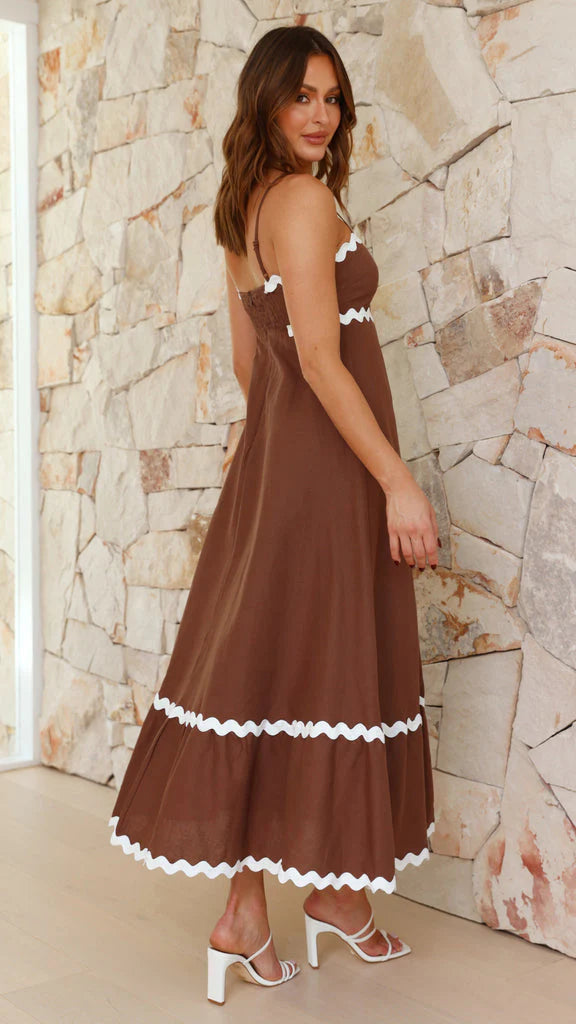 Clara™ Vestido largo con tirantes finos y detalle de ondas en contraste