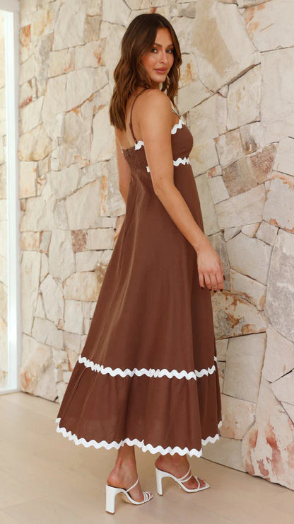 Clara™ Vestido largo con tirantes finos y detalle de ondas en contraste