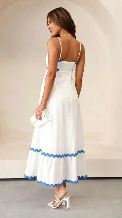 Clara™ Vestido largo con tirantes finos y detalle de ondas en contraste