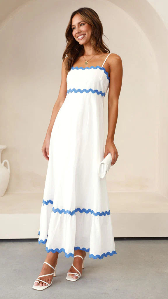 Clara™ Vestido largo con tirantes finos y detalle de ondas en contraste