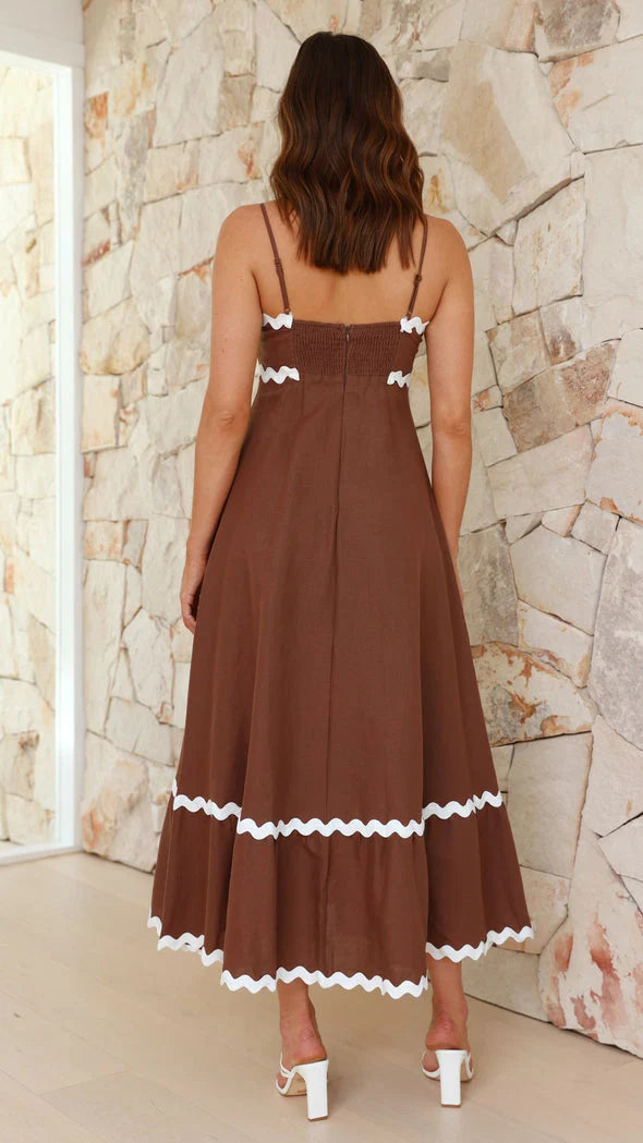 Clara™ Vestido largo con tirantes finos y detalle de ondas en contraste