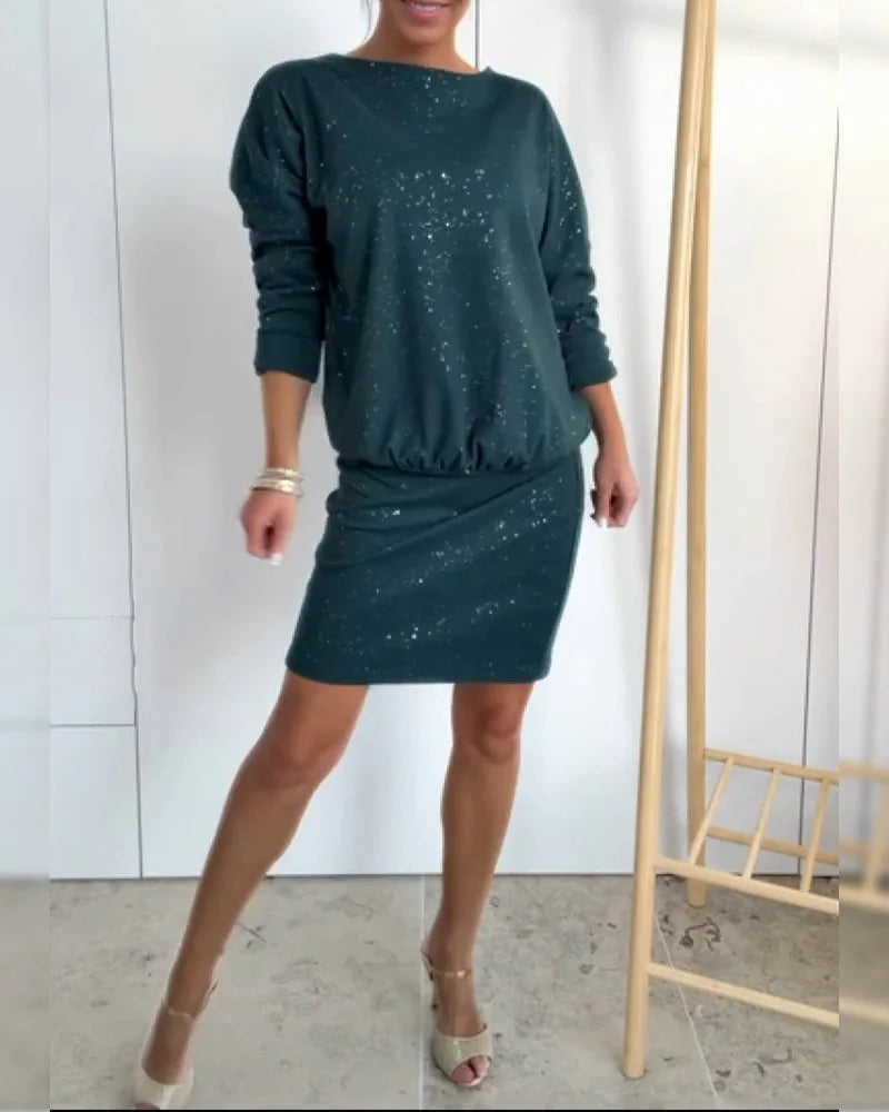 Alicia – Vestido recto con cuello redondo y brillo sutil