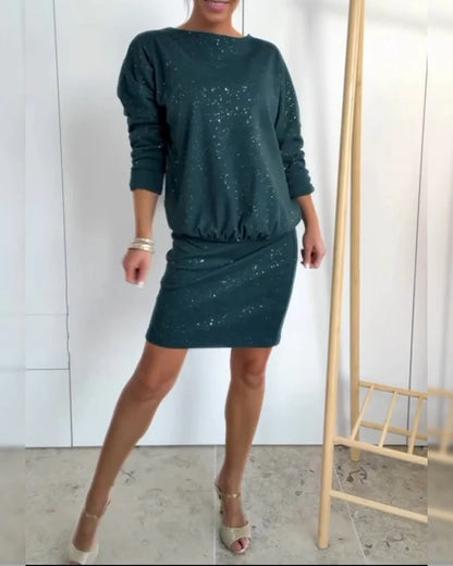 Alicia – Vestido recto con cuello redondo y brillo sutil