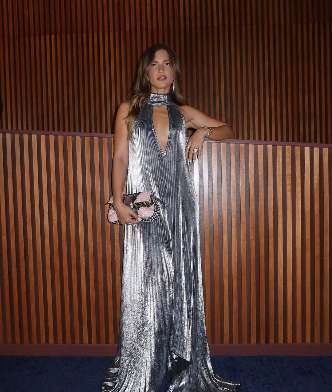 Nadia – Vestido maxi de fiesta metalizado plisado con escote halter