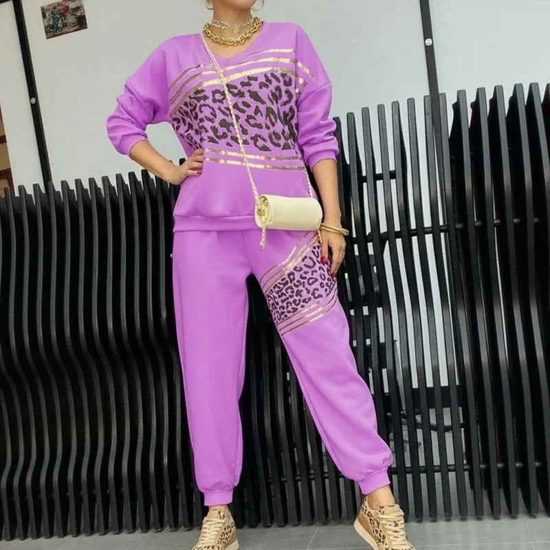 Carla – Conjunto de sudadera con estampado animal y detalles dorados