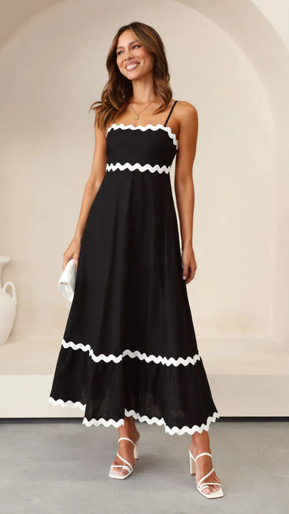 Clara™ Vestido largo con tirantes finos y detalle de ondas en contraste