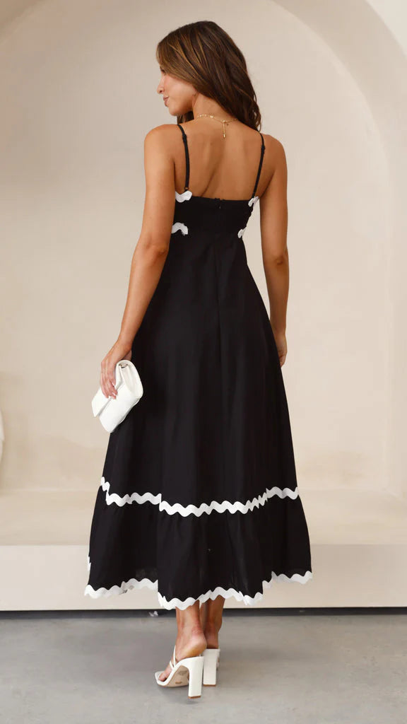 Clara™ Vestido largo con tirantes finos y detalle de ondas en contraste