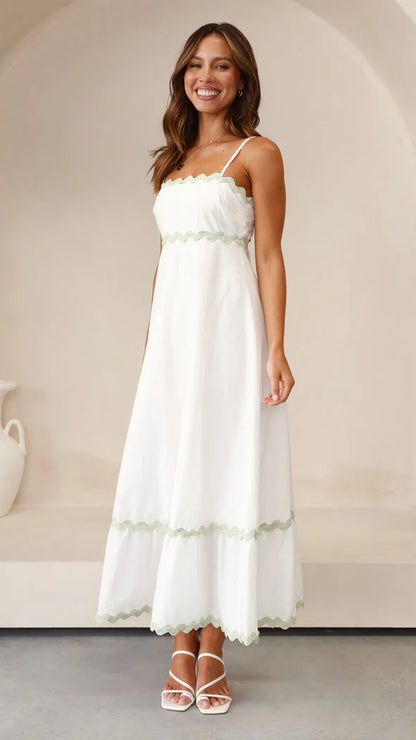 Clara™ Vestido largo con tirantes finos y detalle de ondas en contraste