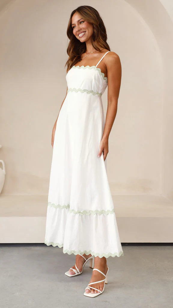 Clara™ Vestido largo con tirantes finos y detalle de ondas en contraste
