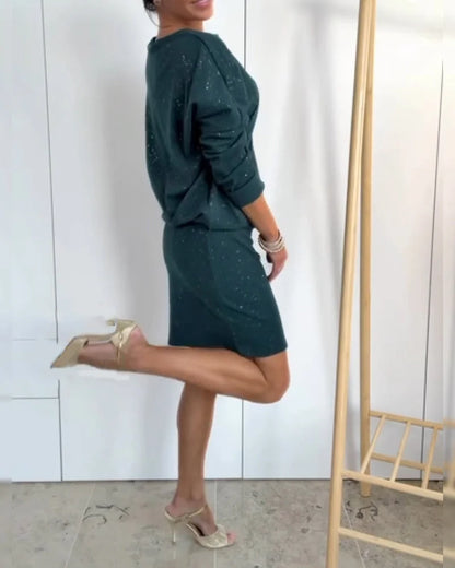 Alicia – Vestido recto con cuello redondo y brillo sutil