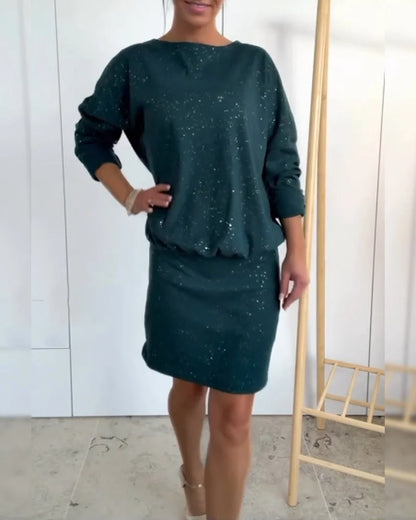 Alicia – Vestido recto con cuello redondo y brillo sutil