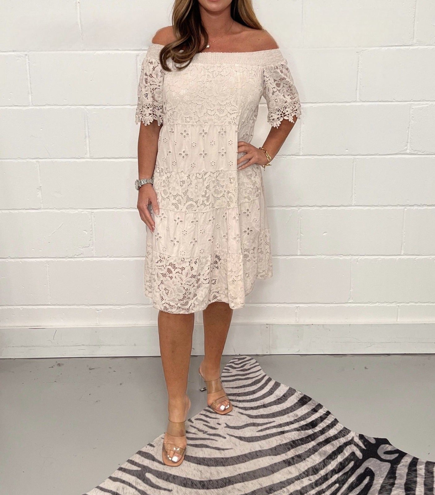 Solana – Vestido de encaje con hombros descubiertos