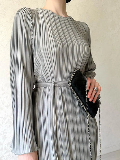 Felicia™ – Vestido largo plisado con mangas acampanadas