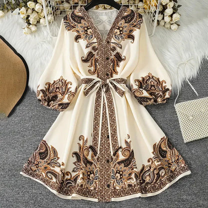 Oriana - Vestido corto estampado con escote en V y manga tres cuartos