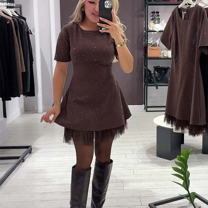 Martina – Vestido mini elegante con strass y bajo de encaje